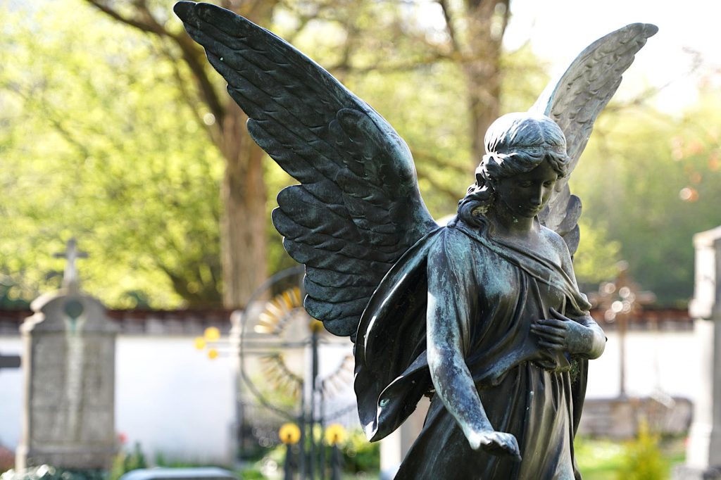 Engel auf einem Grab in Fröttmaning