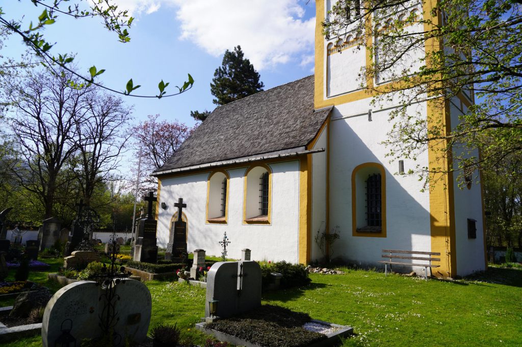 Ein kleiner Friedhof an der Kirche